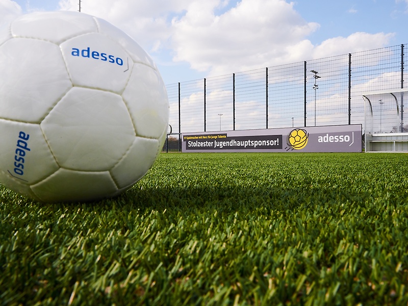 Fussball auf einem Fussballplatz